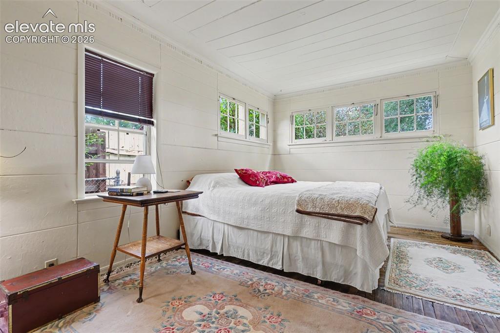 Image 12 of 22: Bedroom