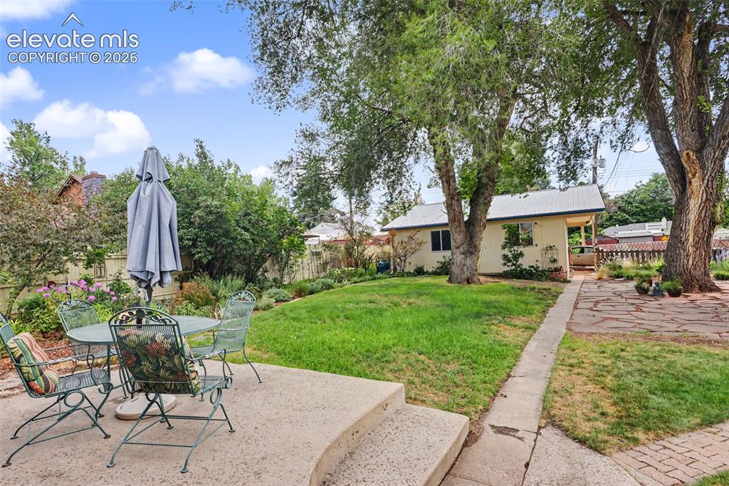 Image 15 of 22: Yard