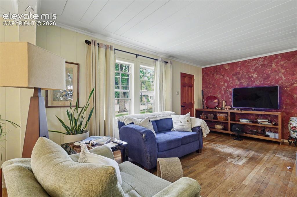 Image 5 of 22: Living Room
