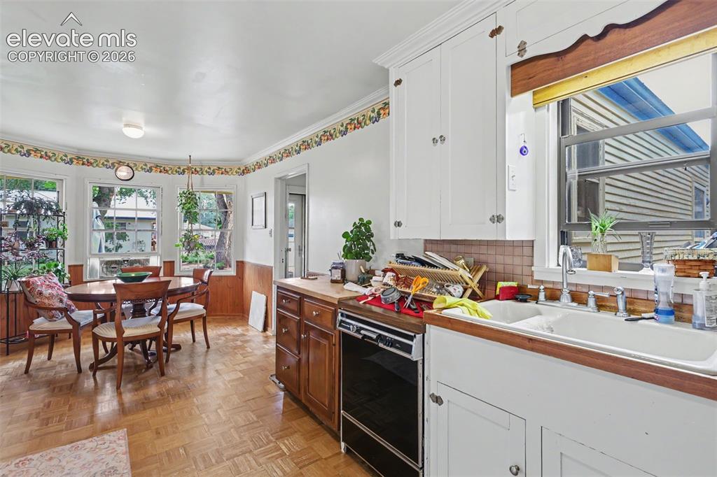 Image 7 of 22: Kitchen