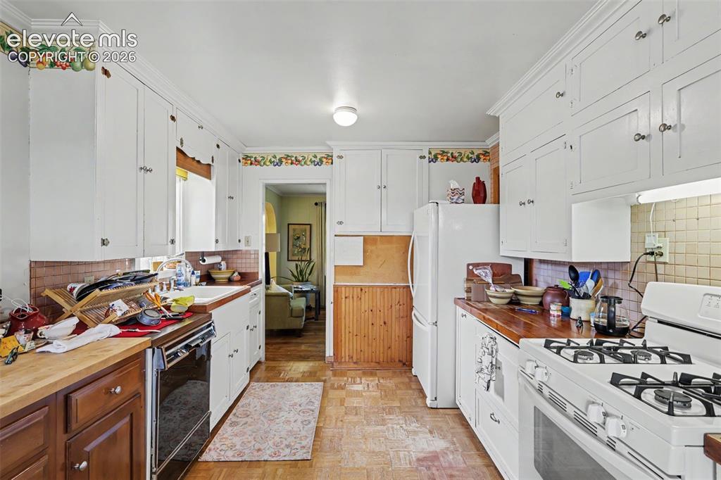 Image 8 of 22: Kitchen