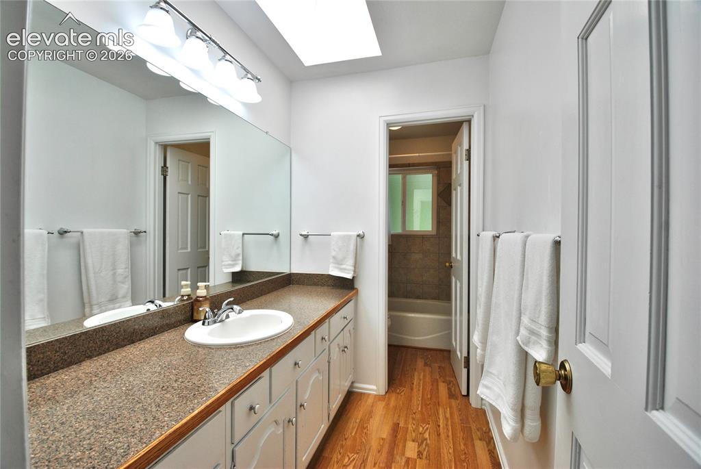 Image 16 of 35: Bathroom