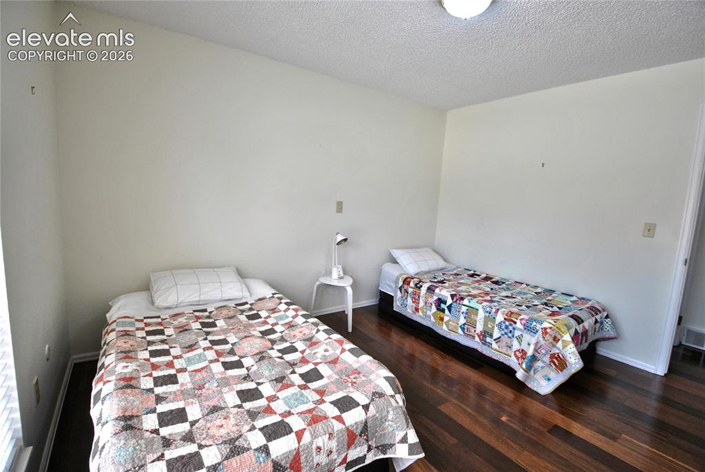 Image 17 of 35: Bedroom