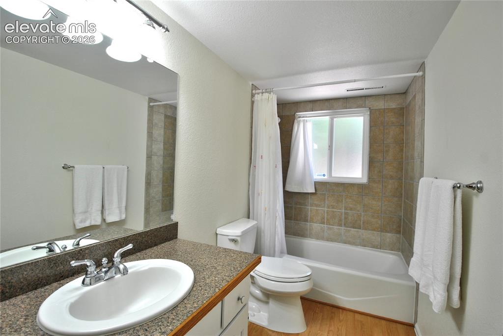 Image 24 of 35: Bathroom