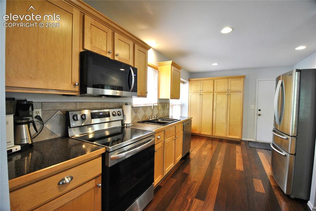 Image 7 of 35: Kitchen