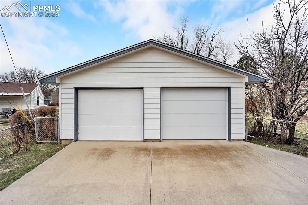 Image 11 of 42: Garage