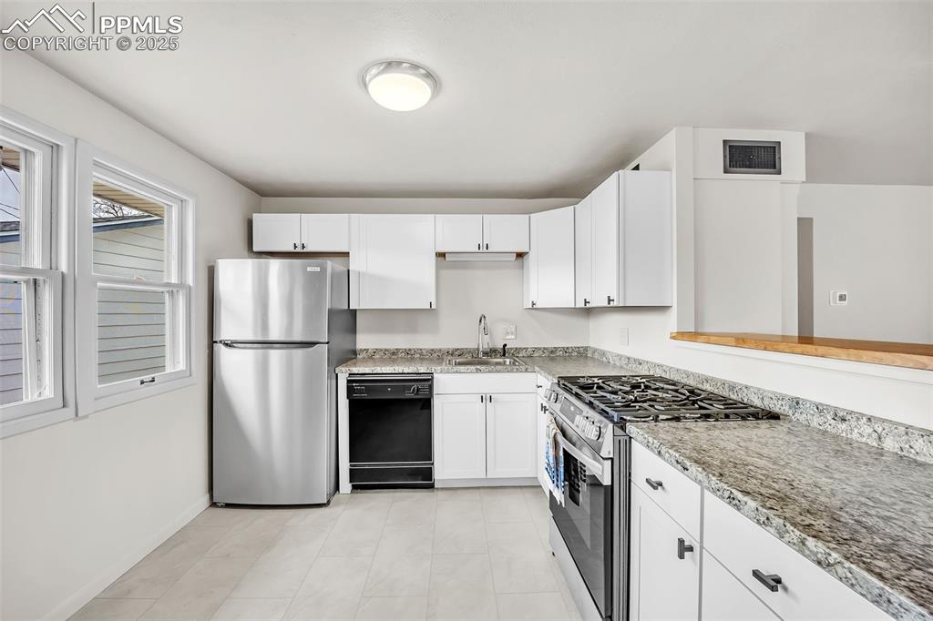Image 16 of 42: Kitchen