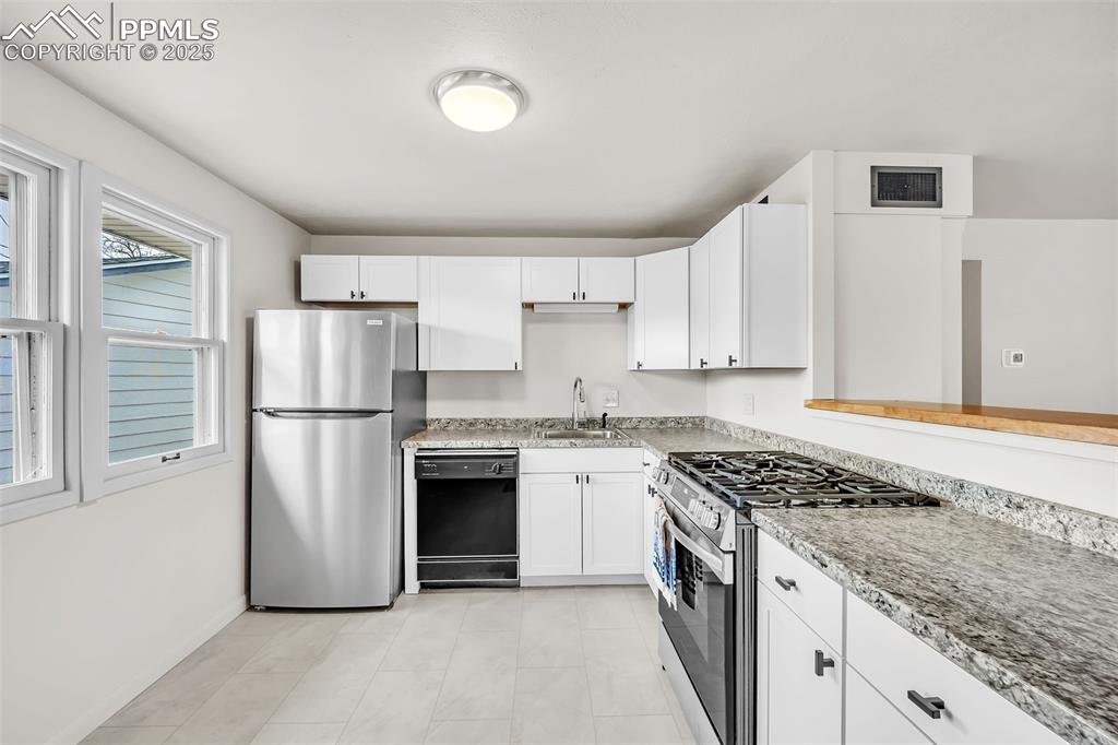Image 17 of 42: Kitchen