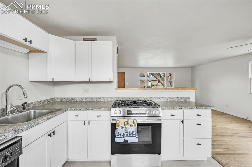 Image 18 of 42: Kitchen