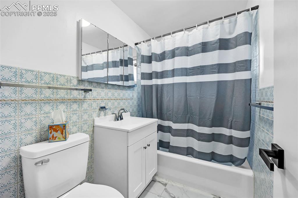 Image 22 of 42: Bathroom