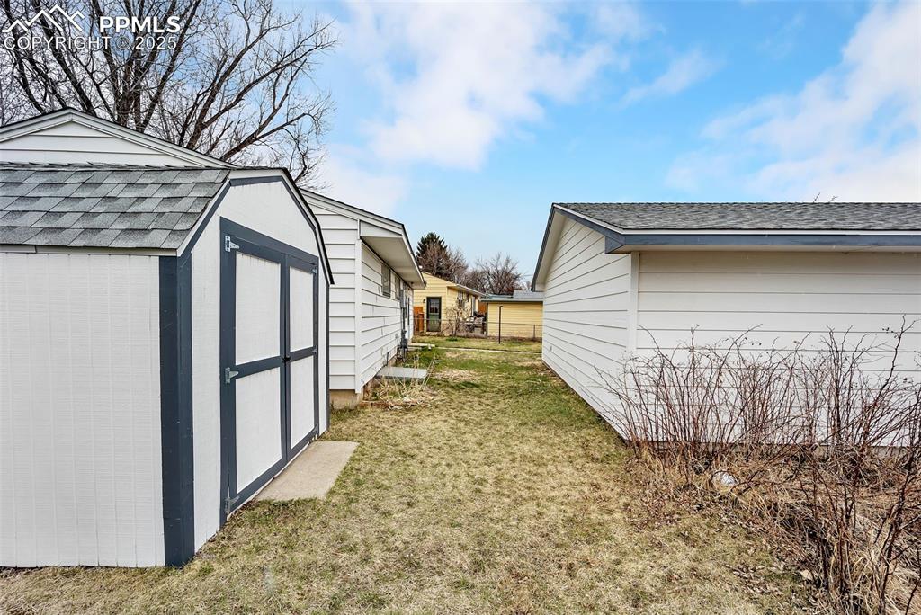 Image 7 of 42: Yard