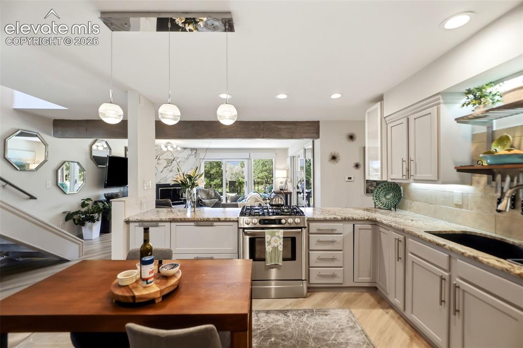 Image 10 of 50: Kitchen