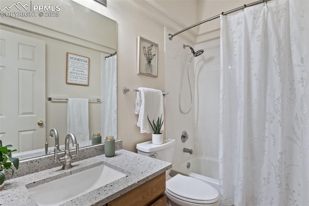 Image 23 of 42: Bathroom