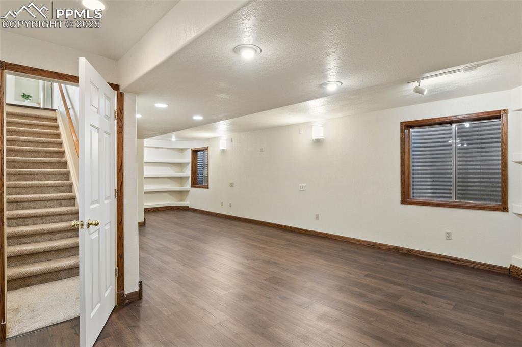 Image 27 of 42: Family Room