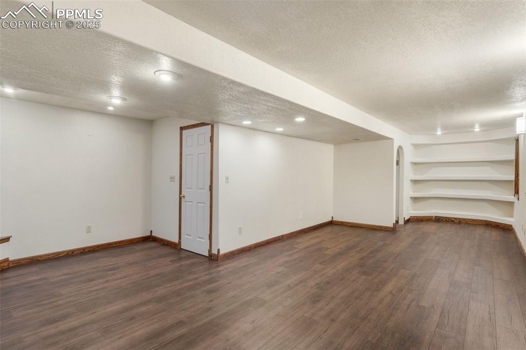 Image 28 of 42: Family Room