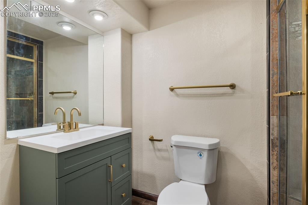 Image 31 of 42: Bathroom