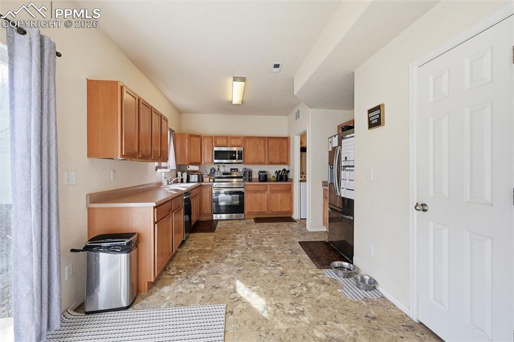 Image 13 of 41: Kitchen