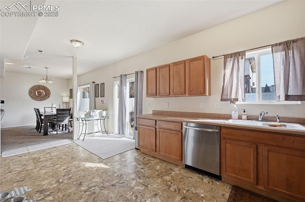 Image 14 of 41: Kitchen