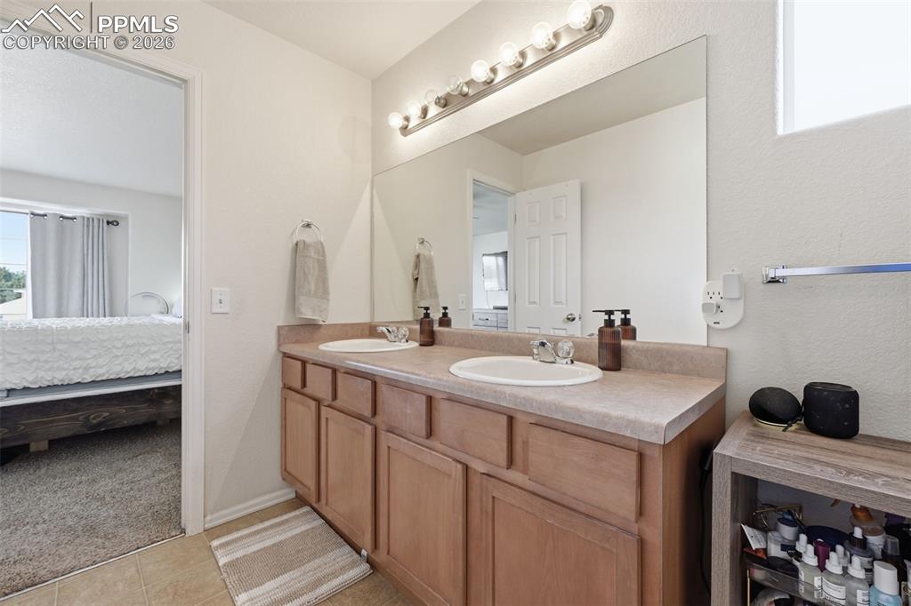 Image 26 of 41: Bathroom