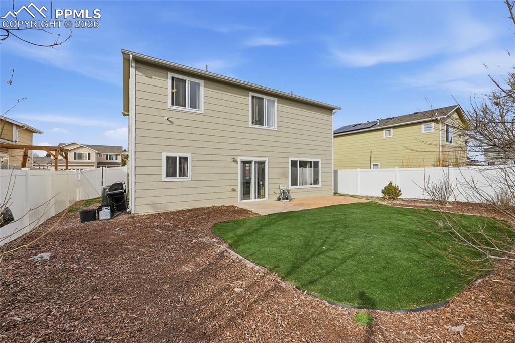 Image 33 of 41: Yard