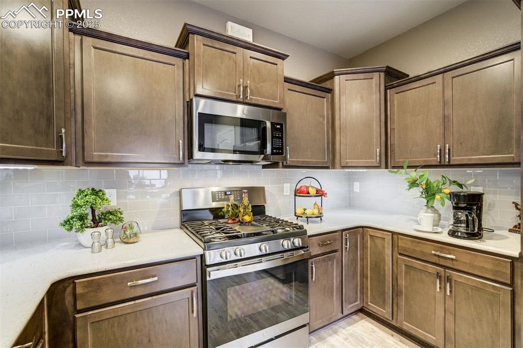 Image 10 of 30: Kitchen