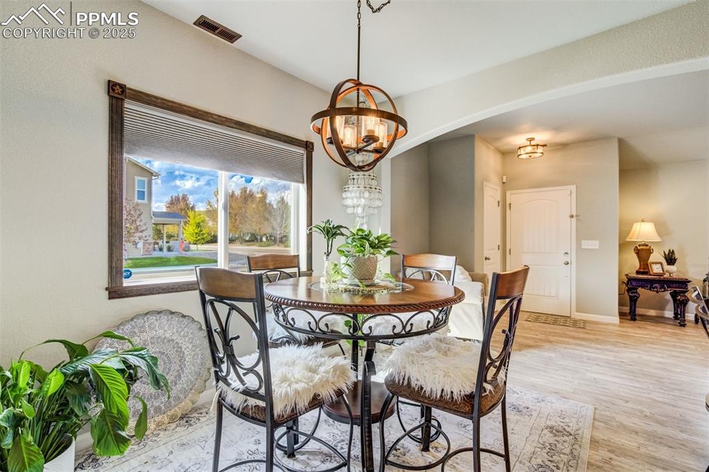 Image 12 of 30: Dining Area