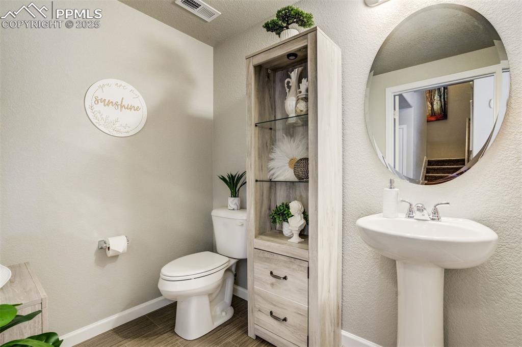 Image 15 of 30: Bathroom