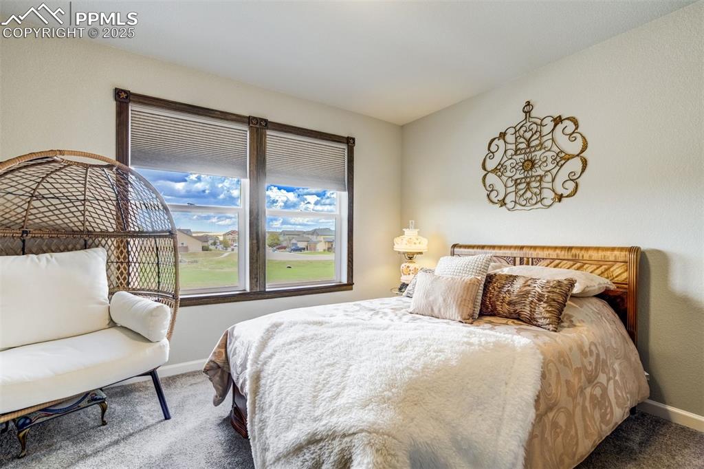 Image 23 of 30: Bedroom