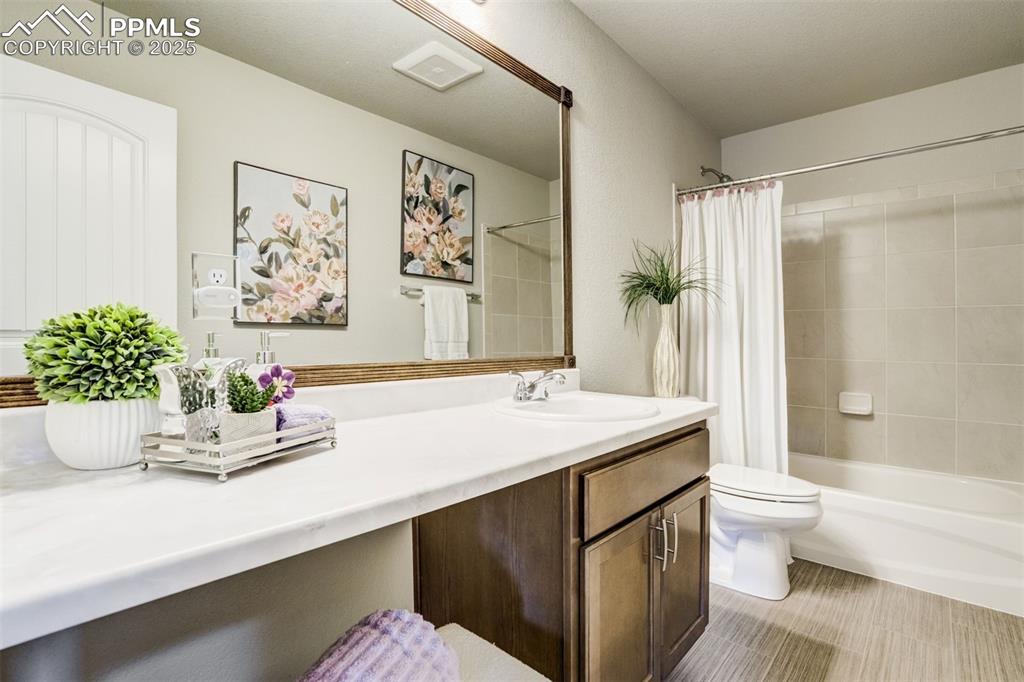 Image 25 of 30: Bathroom