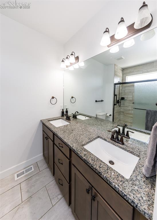 Image 24 of 35: Bathroom