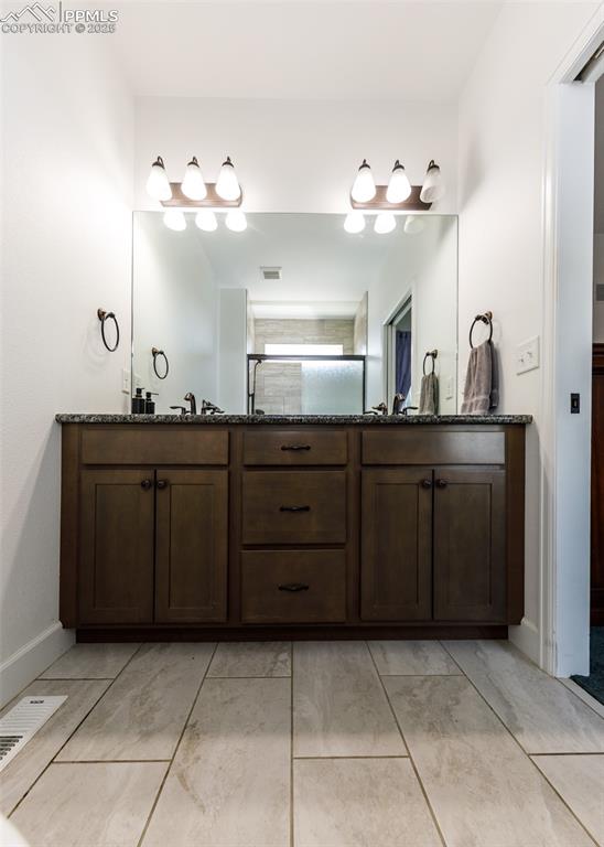 Image 26 of 35: Bathroom