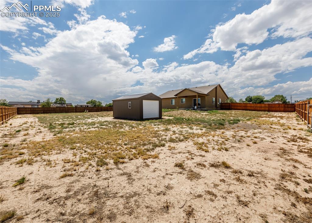 Image 33 of 35: Yard