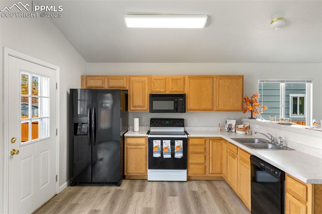 Image 7 of 34: Kitchen