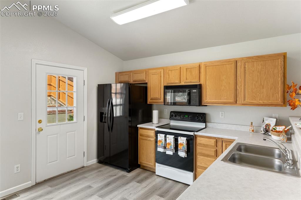 Image 9 of 34: Kitchen