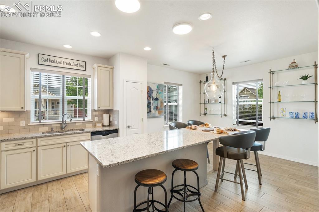 Image 9 of 38: Dining Area