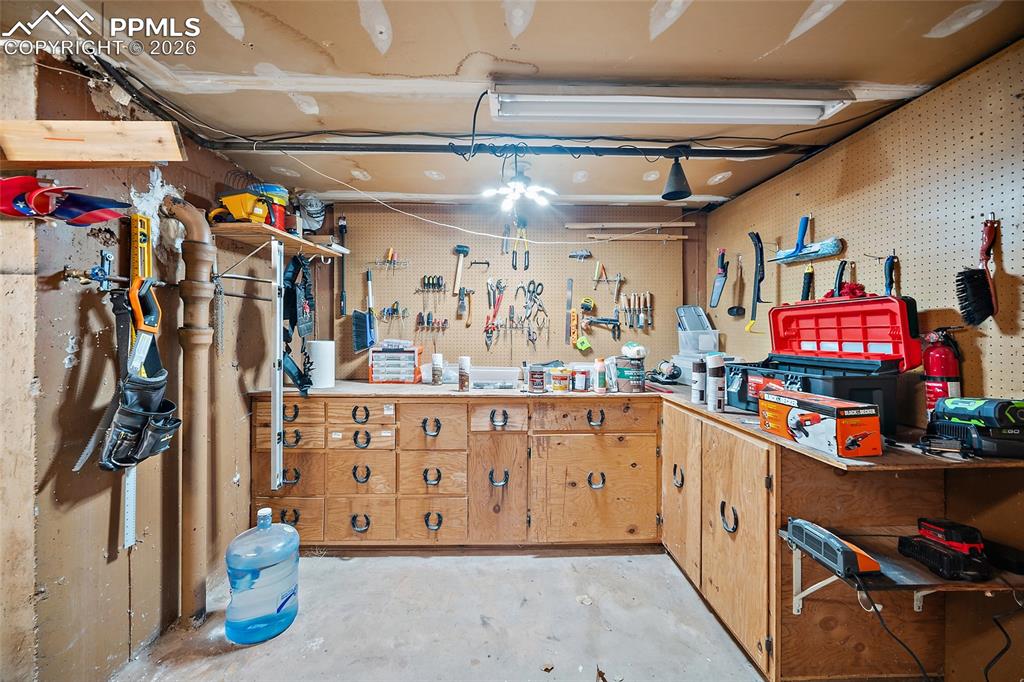 Image 26 of 32: Workshop wing in the garage.