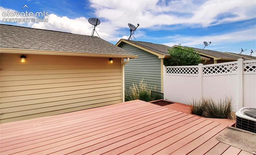 Image 22 of 24: Deck