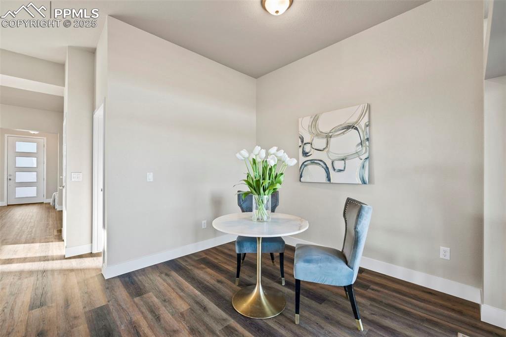 Image 12 of 41: Sitting area or pocket office!