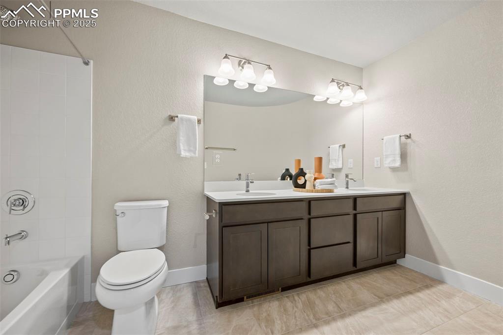 Image 26 of 41: Full bath upstairs with curved wall and lots of room!