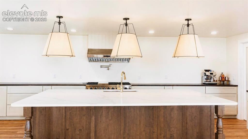 Image 10 of 48: Kitchen