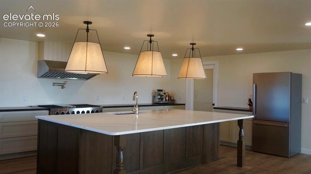 Image 11 of 48: Kitchen
