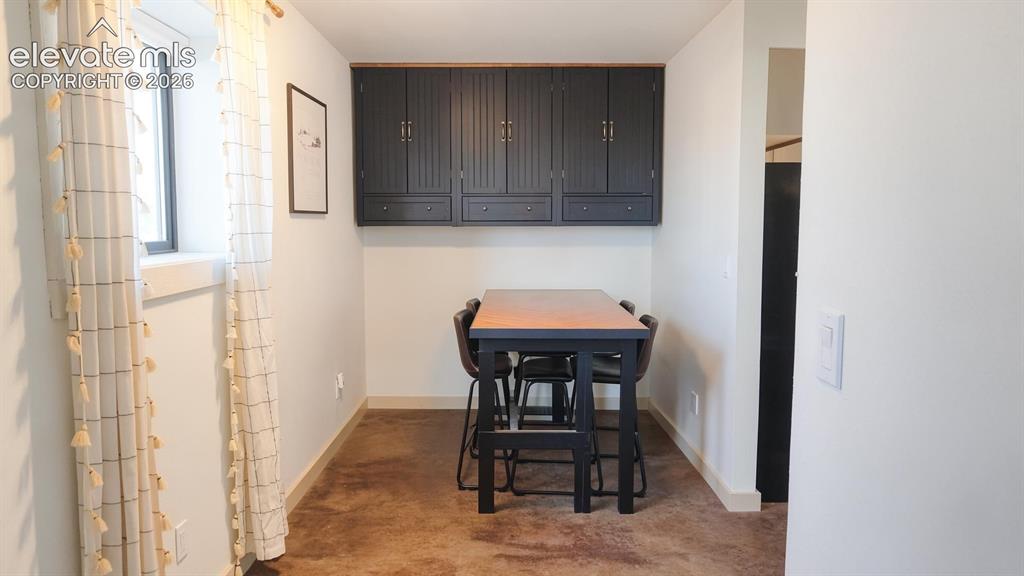Image 35 of 48: Dining Area