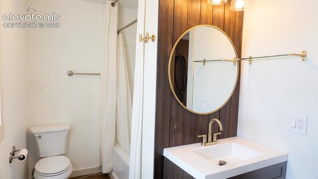 Image 40 of 48: Bathroom
