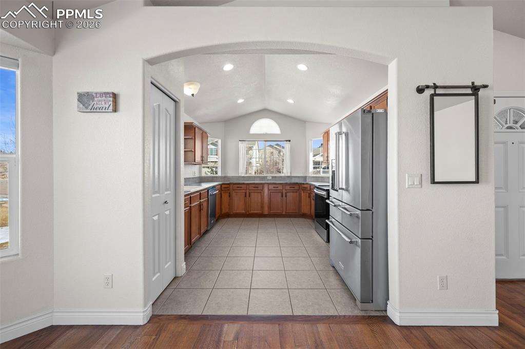 Image 17 of 49: Kitchen