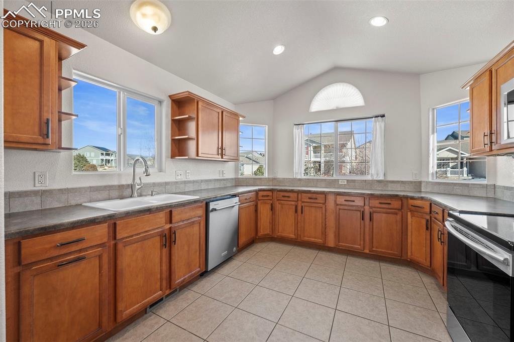 Image 18 of 49: Kitchen