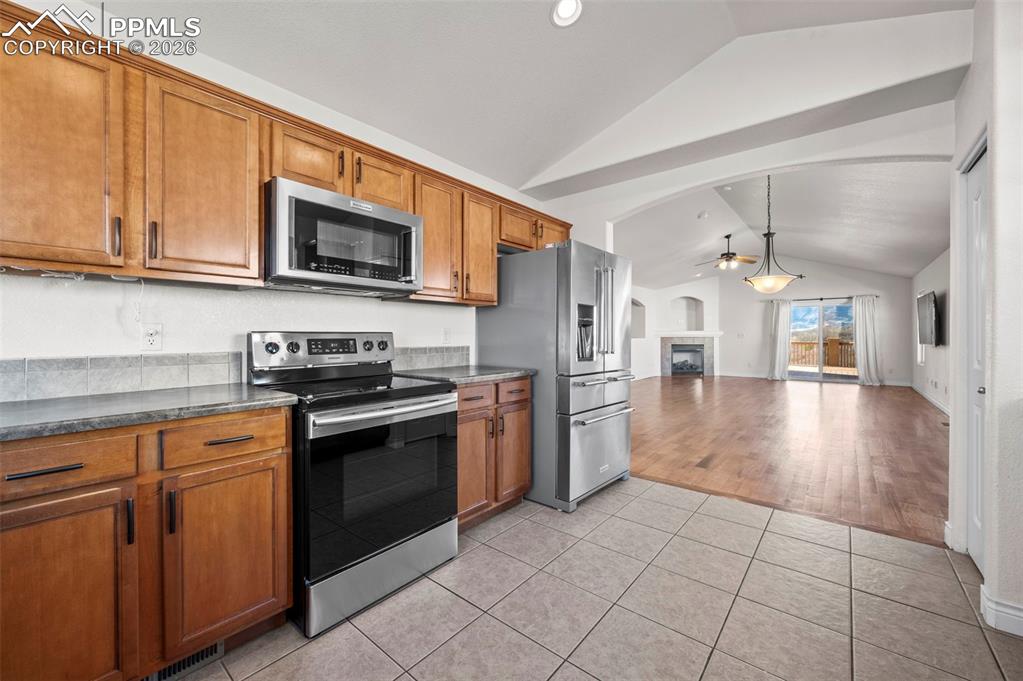 Image 19 of 49: Kitchen