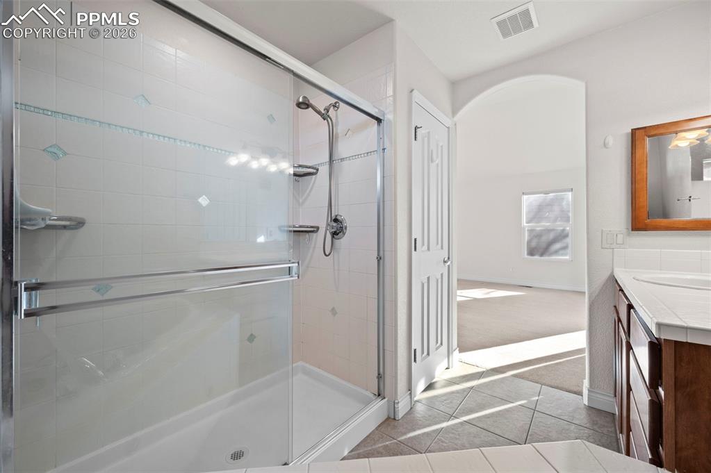 Image 25 of 49: Bathroom