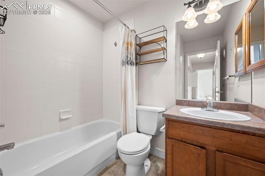 Image 29 of 49: Bathroom