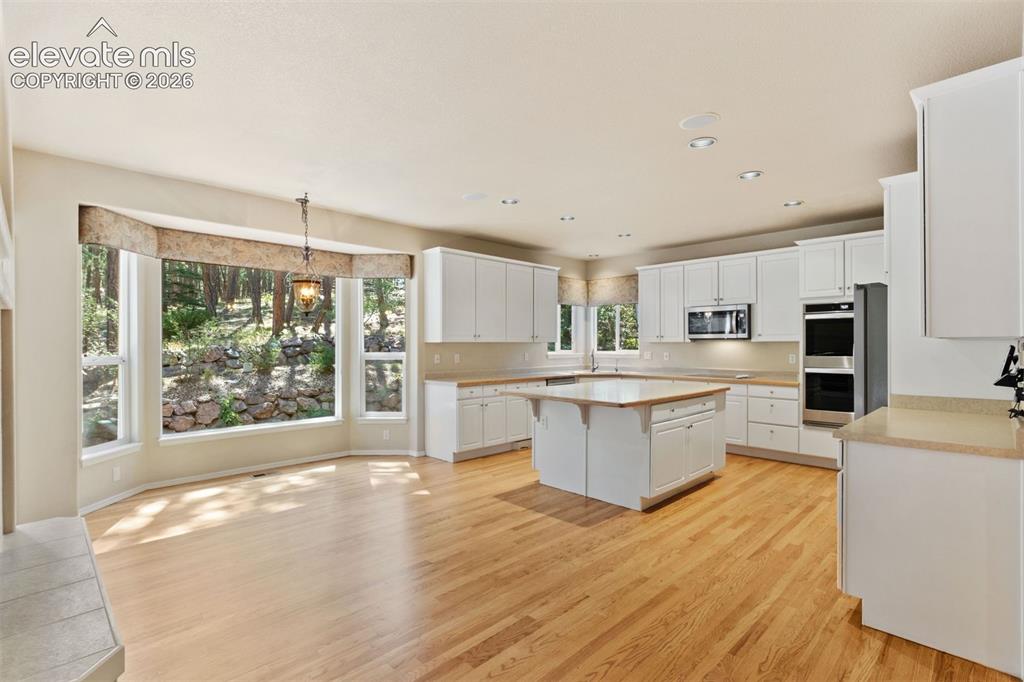 Image 5 of 50: Dining area off kitchen, walkout access, large bay window