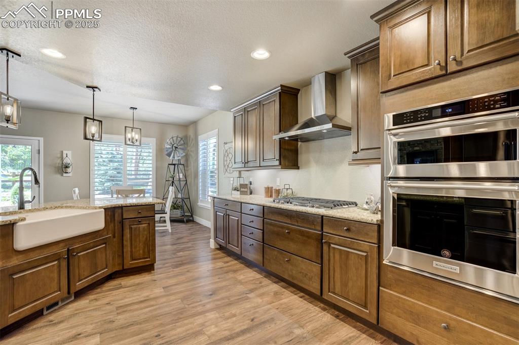 Image 14 of 50: Kitchen